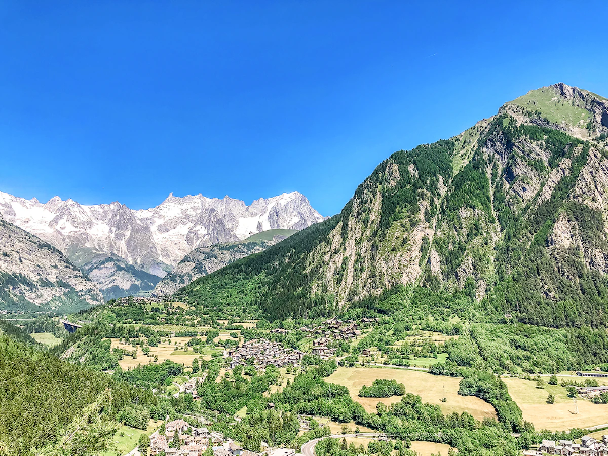 Les reliefs des Pyrénées offrent un décor de haute montagne spectaculaire.