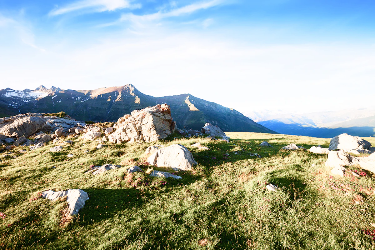 Au cœur des Pyrénées, la montagne compose un environnement naturel grandiose et préservé.
