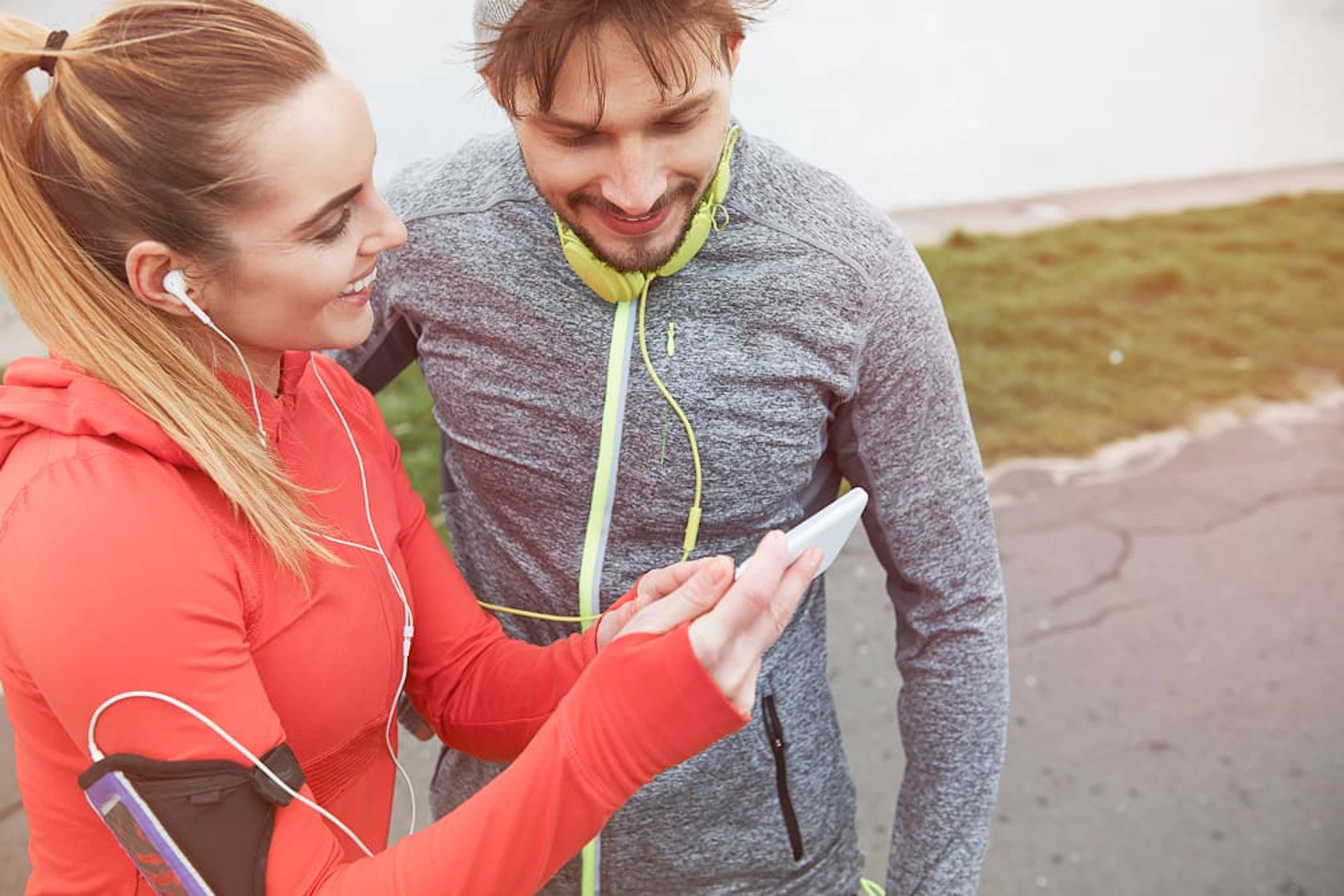 coureurs souriant smartphone