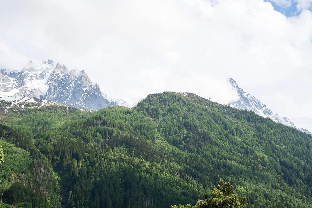 montagnes enneigées derrière des montagnes vertes - courses Rhône Alpes