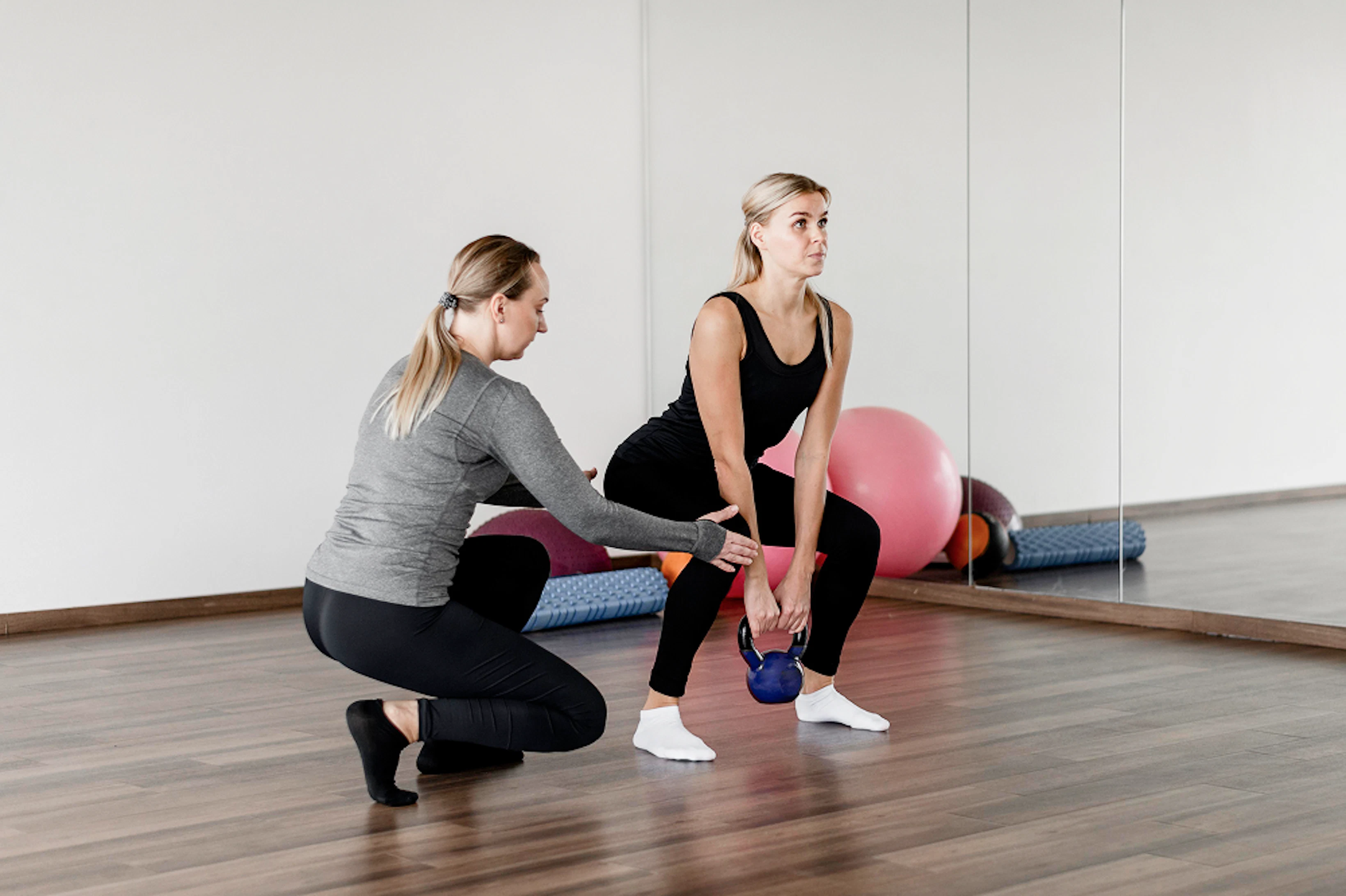 femme exercice muscu avec assistance