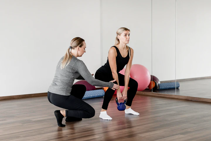 femme exercice muscu avec assistance