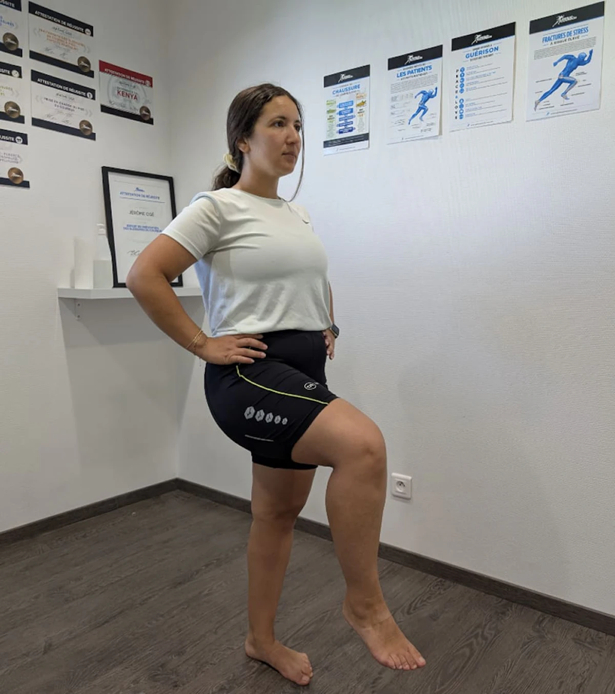 femme se tient sur un pied