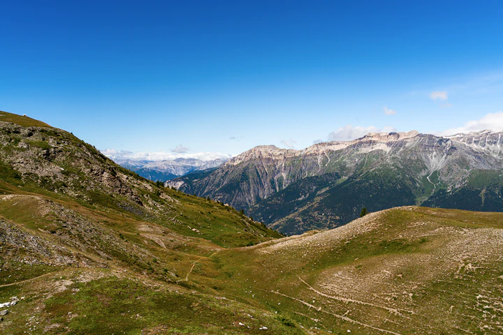 Paysage montagneux sous un ciel bleu