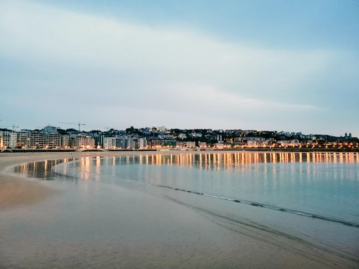 plage immeubles au loin
