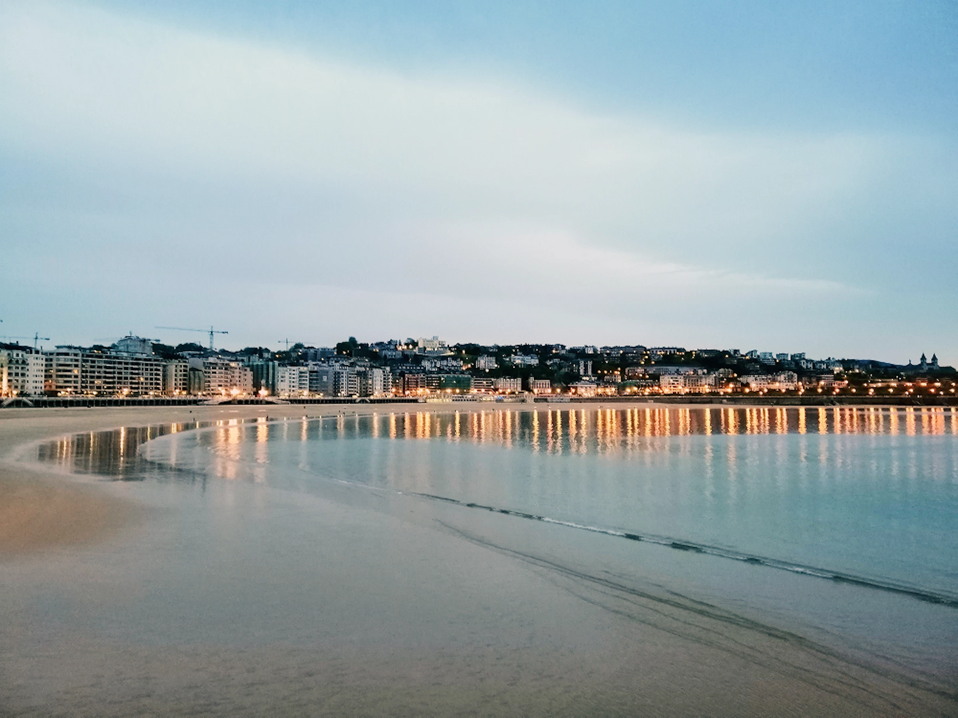 plage immeubles au loin