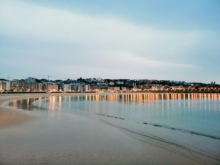 plage immeubles au loin