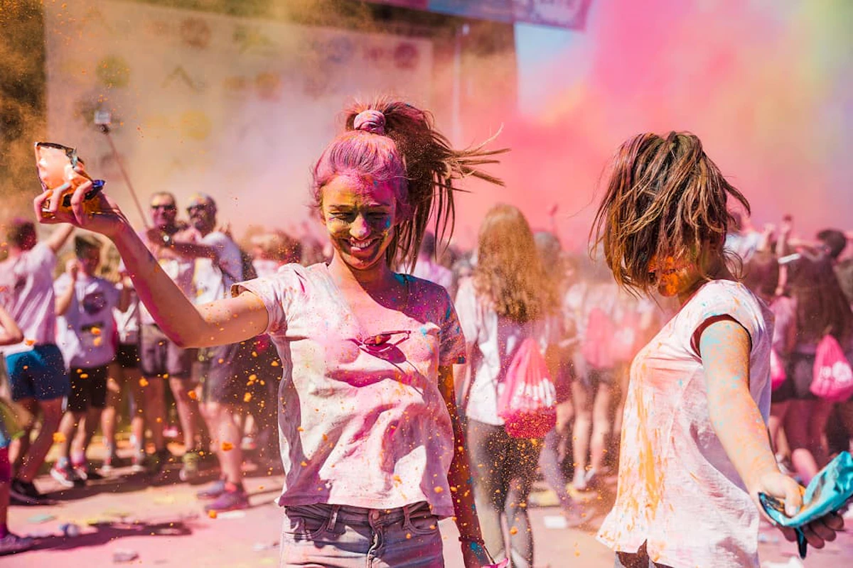 deux femmes souriant color run