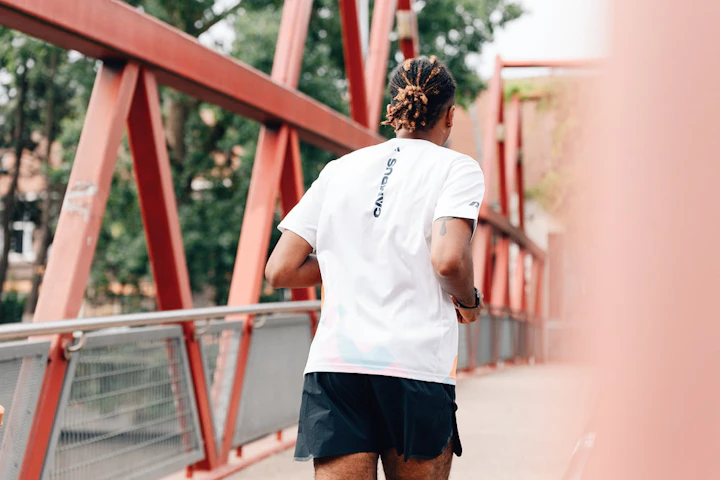 homme court seul pont