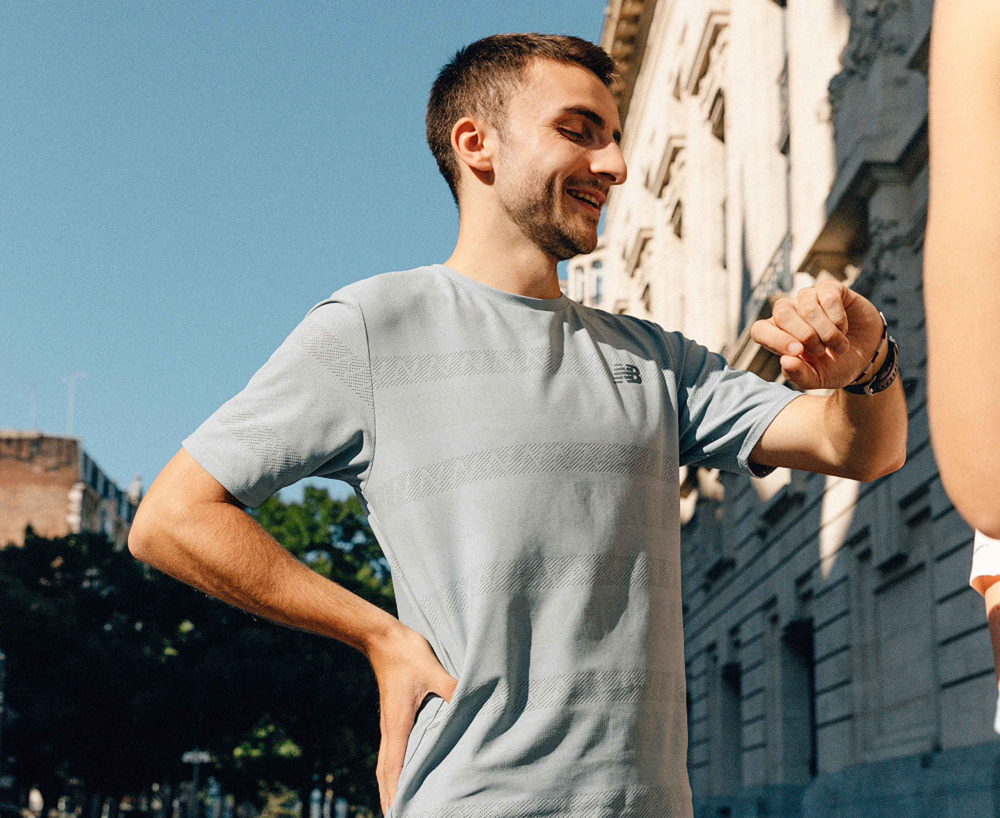 homme souriant consulte sa montre