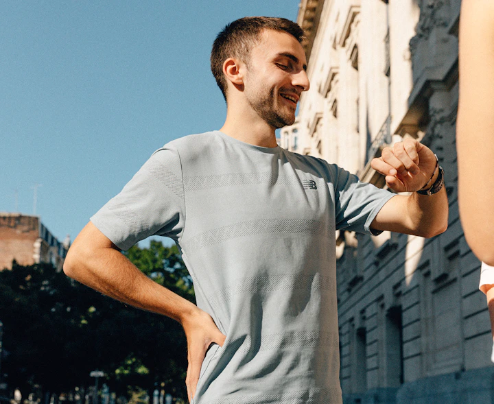 homme souriant consulte sa montre