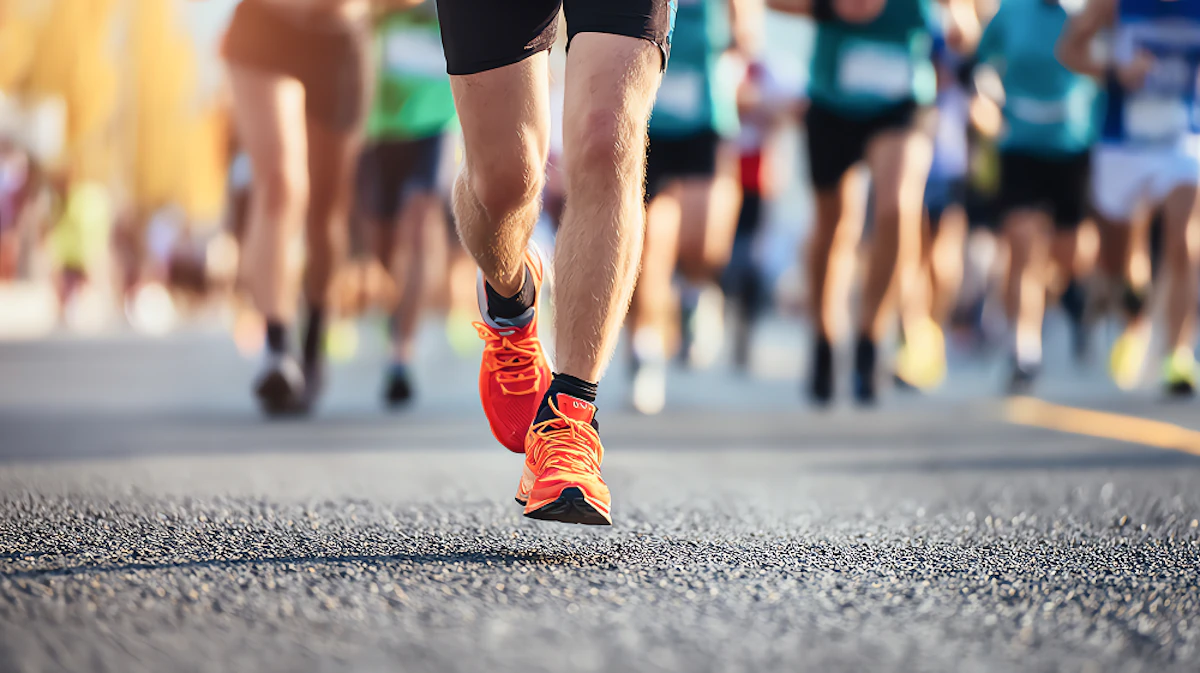 Un peloton de coureurs fait la course et évolue sur le bitume