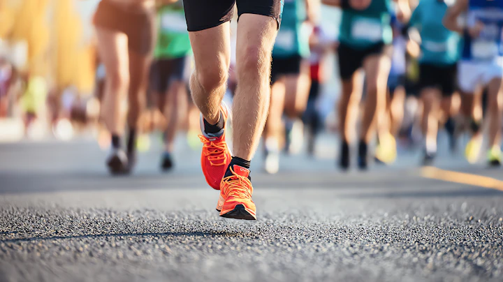 Un peloton de coureurs fait la course et évolue sur le bitume