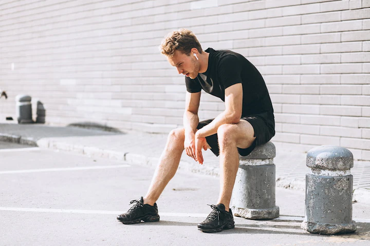 homme fatigue assis plot