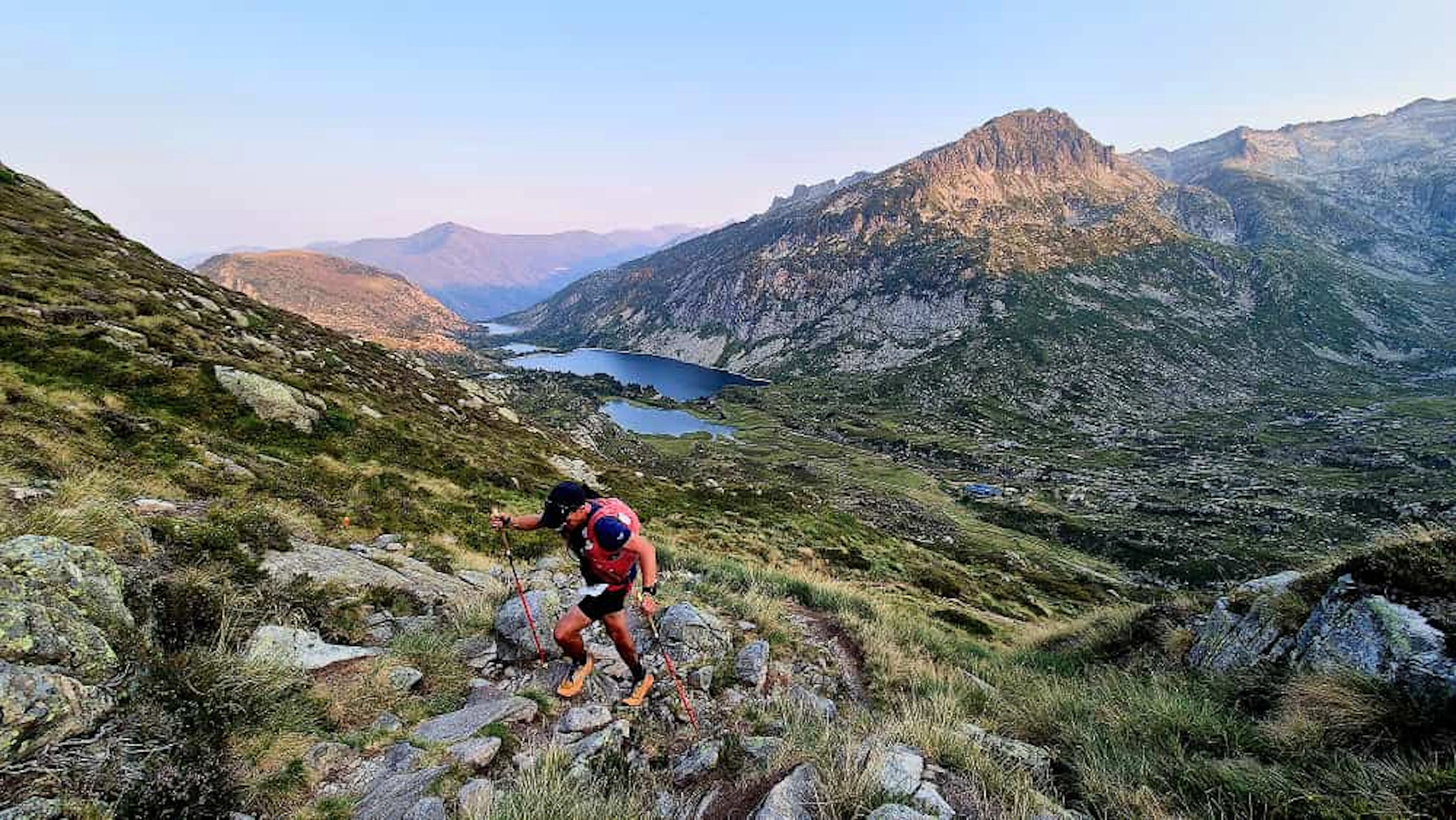 homme monte trail