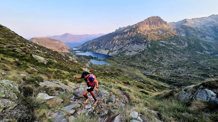 homme monte trail