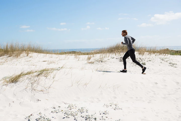 homme court plage