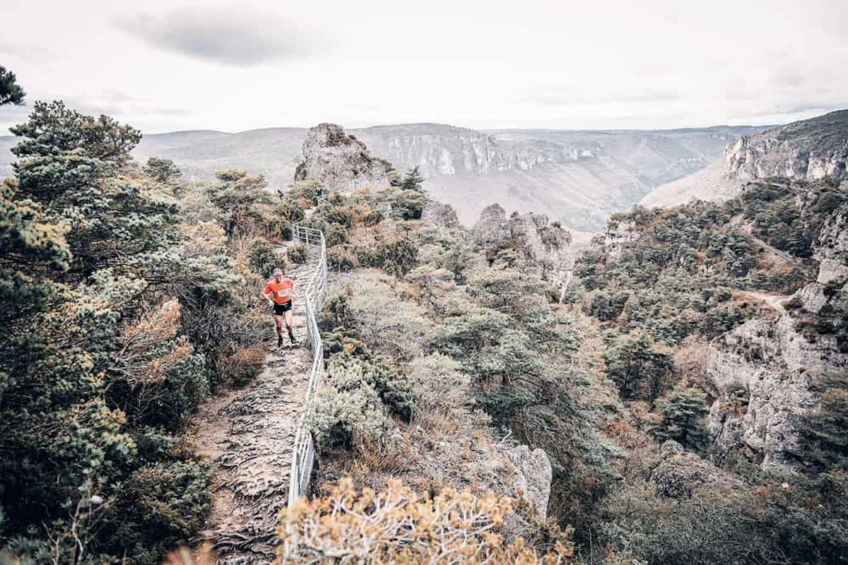 homme court montagne
