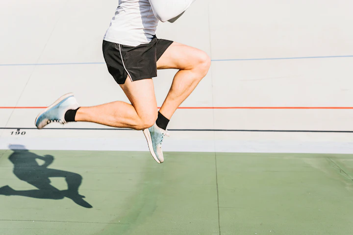 jambes athlete saute