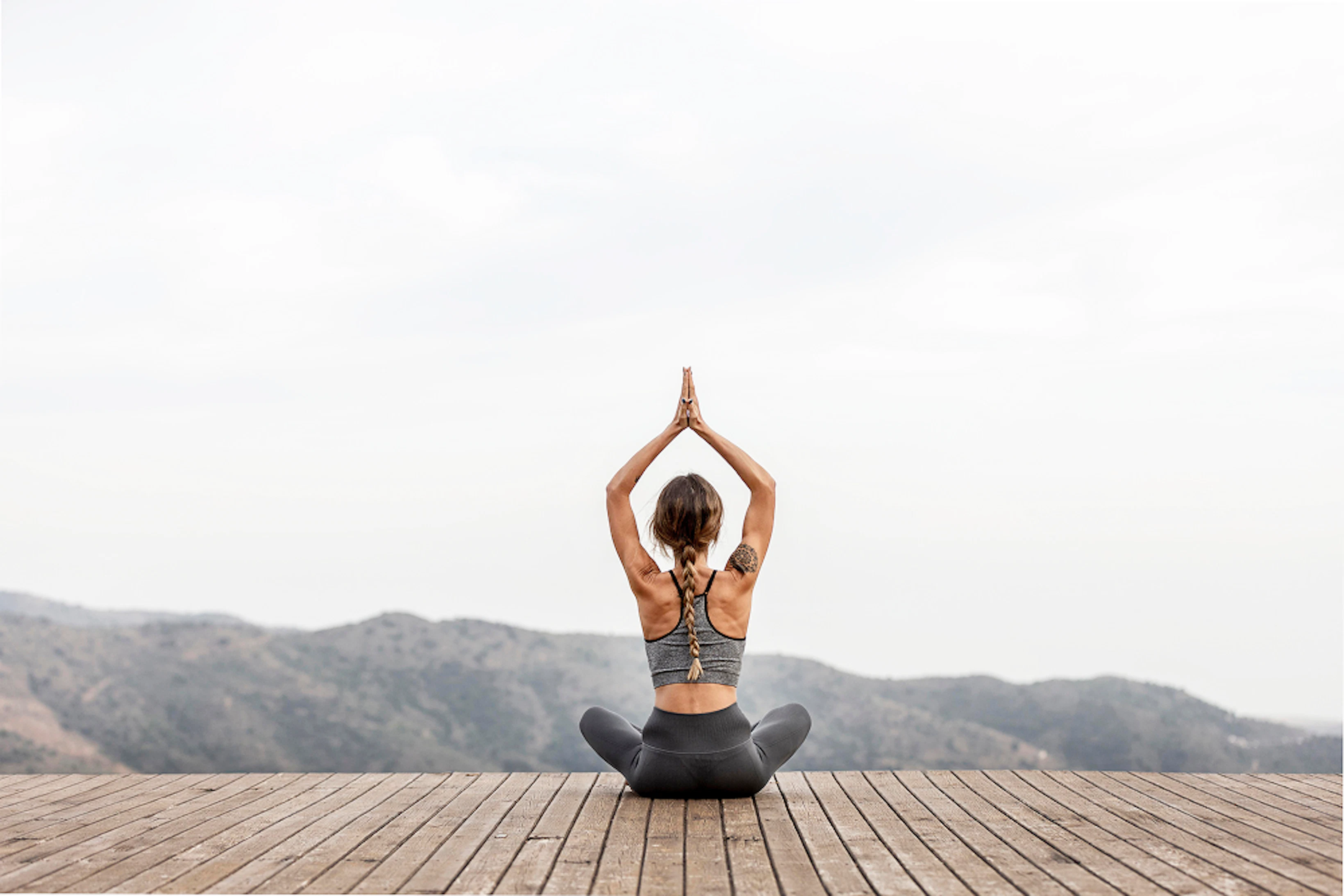 femme yoga montagne