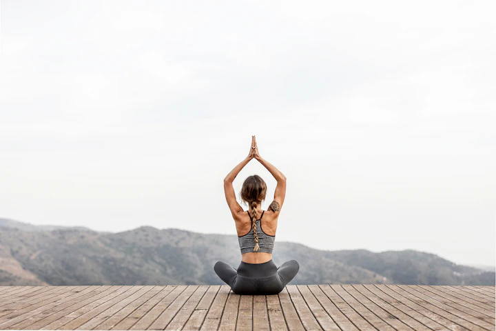 femme yoga montagne