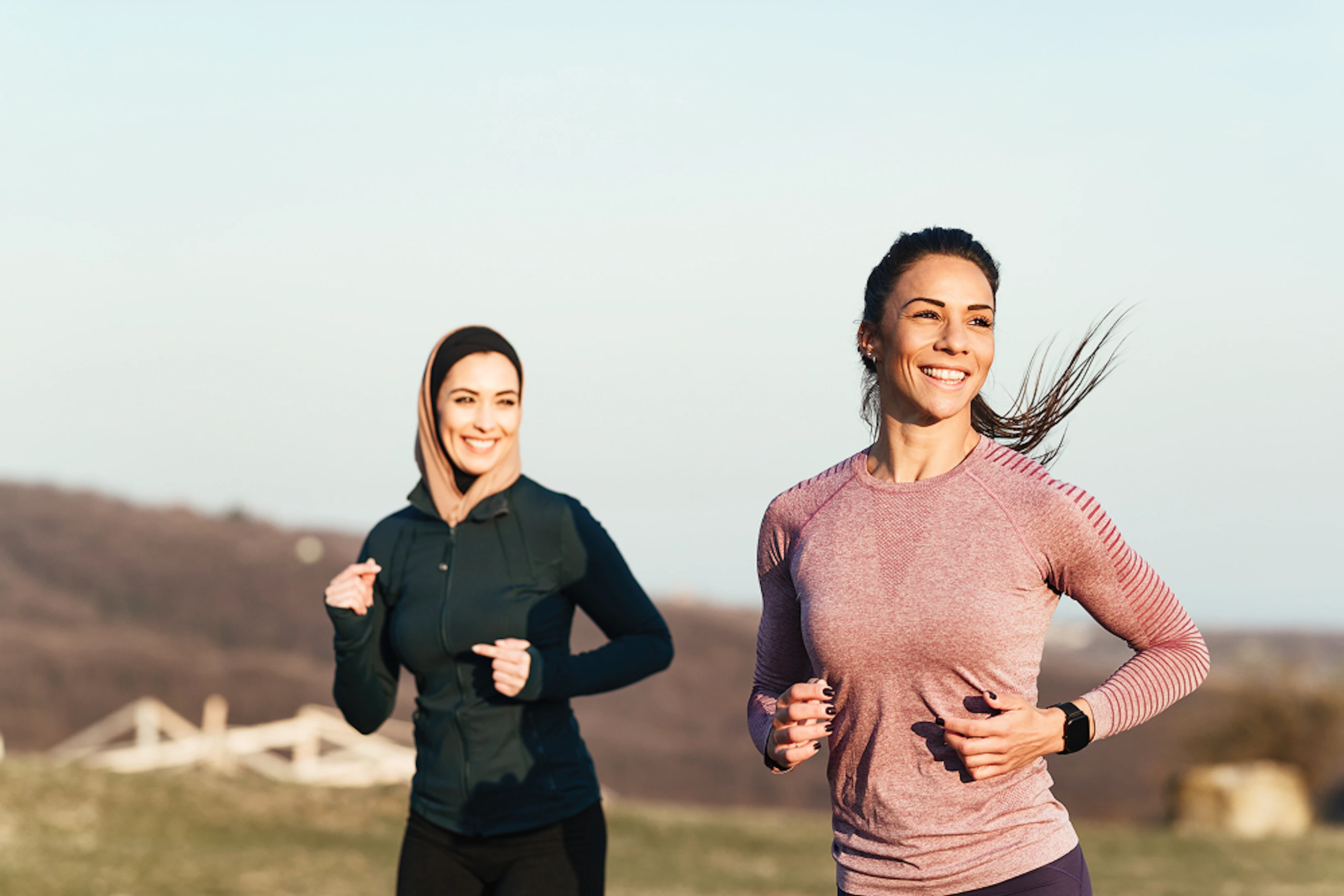 Deux femmes courent et sourient