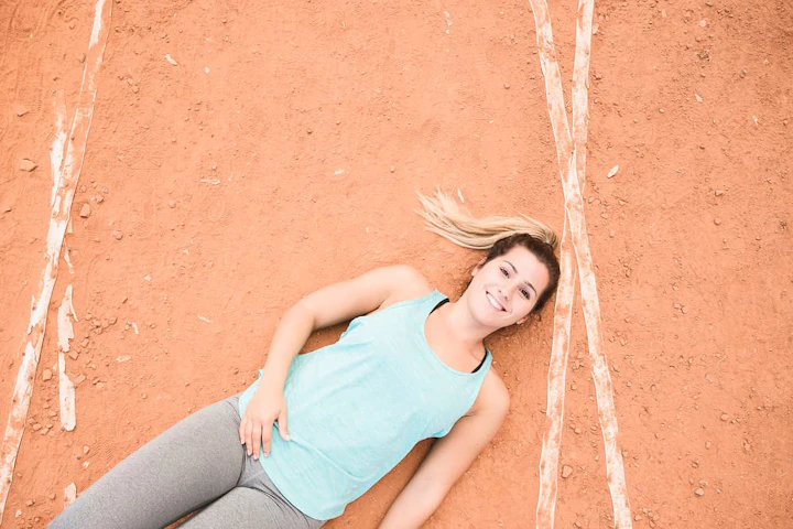 femme allongee piste athletisme