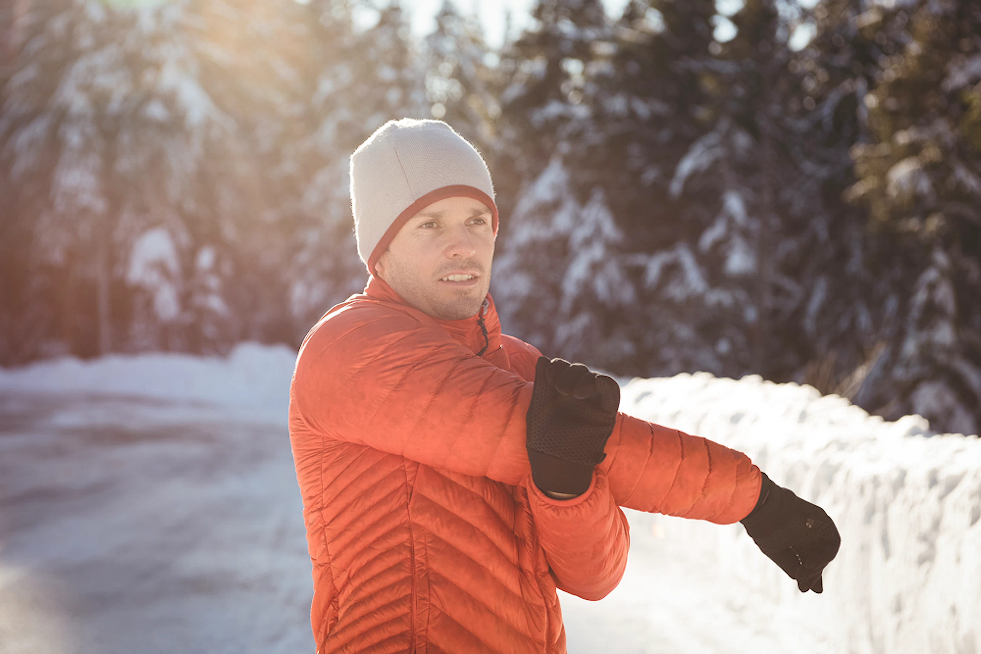 homme etire bras hiver