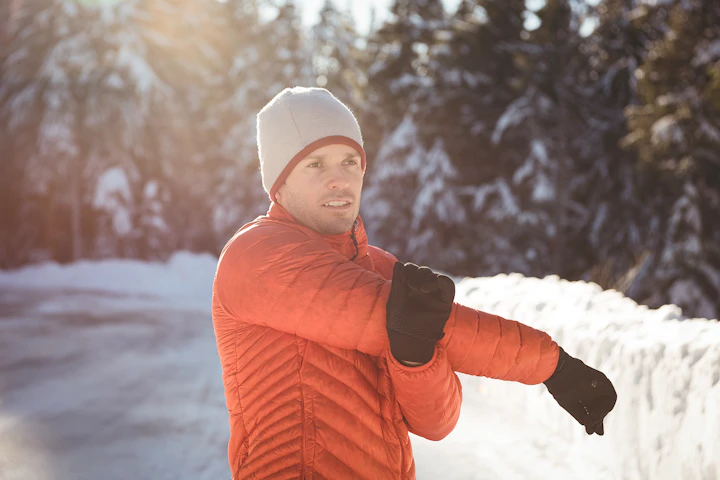 homme etire bras hiver