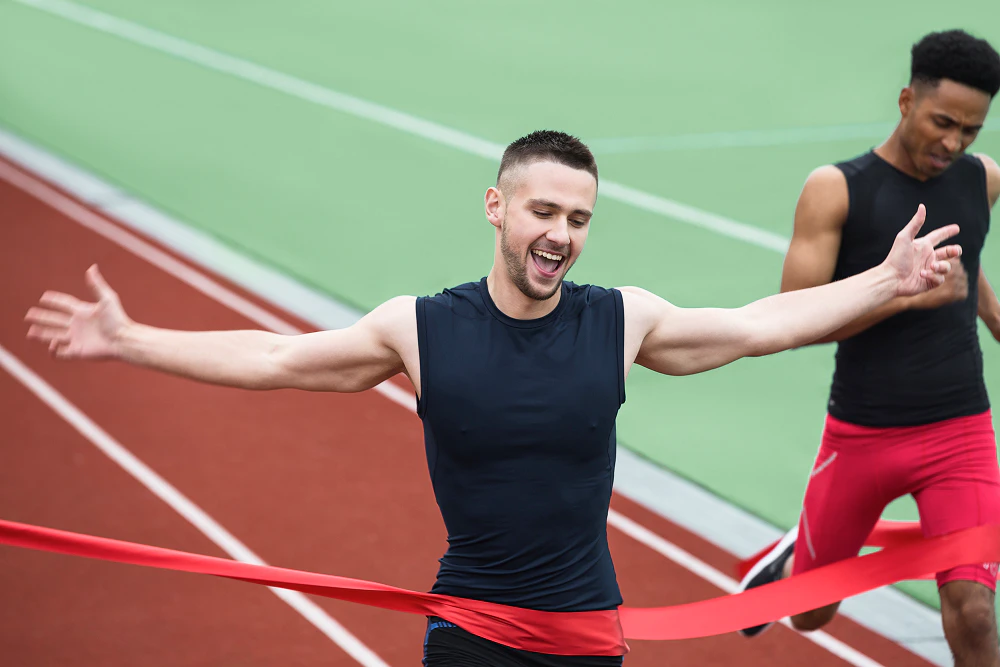athlete souriant finish line