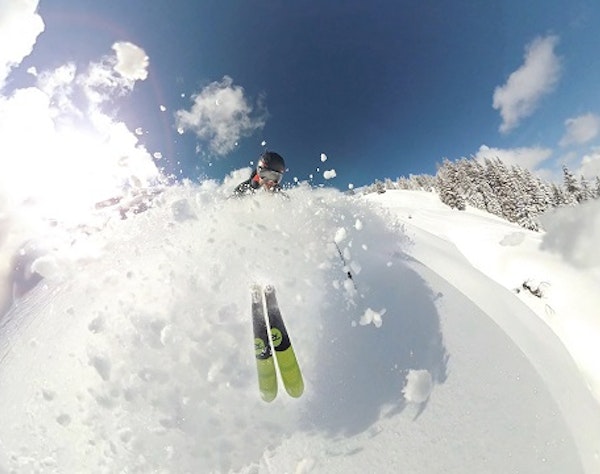 Off-piste skiing mountains Skier in deep mountain snow — off-piste skiing in the Alps