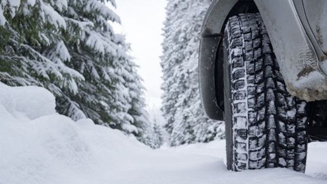 Pneus hiver pour voiture — equipement obligatoire pour acceder aux stations de ski