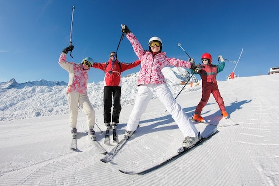 Famille sur les pistes de ski – forfait ski Passe Montagne
