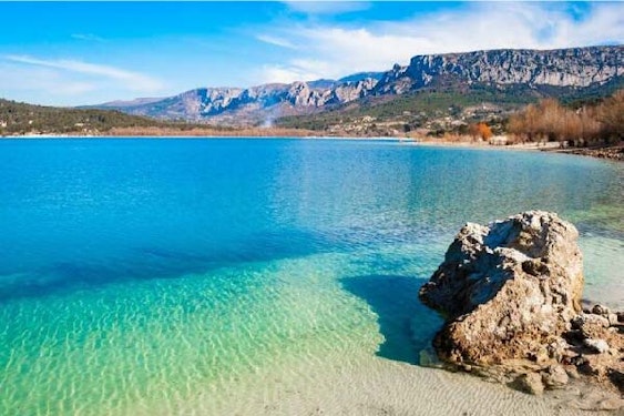Lac de Sainte-Croix — Var Lac de Sainte-Croix in the Var — swimming and water sports in the Gorges du Verdon