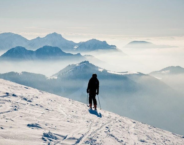 Abondance, station de ski Skieur sur les pistes d Abondance, domaine skiable des Portes du Soleil en Haute-Savoie