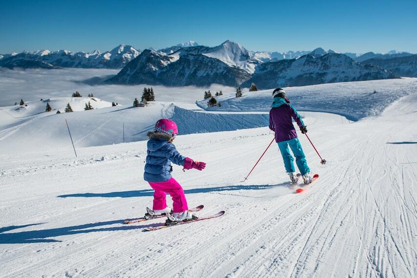 Enfant qui apprend a skier a Aillons-Margeriaz, station familiale du Massif des Bauges