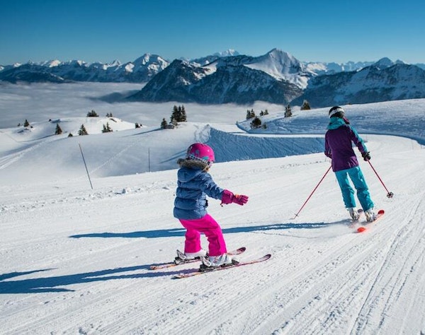 Aillons-Margeriaz, station de ski Enfant qui apprend a skier a Aillons-Margeriaz, station familiale du Massif des Bauges