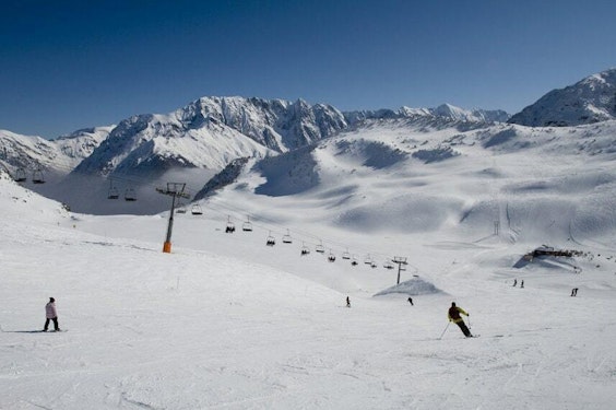 Skieurs sur les pistes enneigees de l'Alpe du Grand Serre en Isere — reduction forfait Passe Montagne