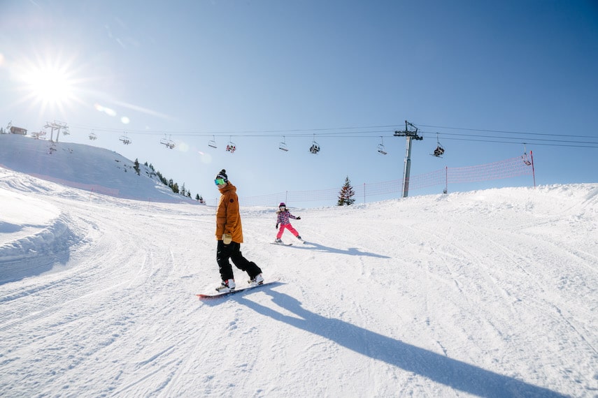 Snowboardeur sur les pistes enneigees d'Areches-Beaufort en Savoie