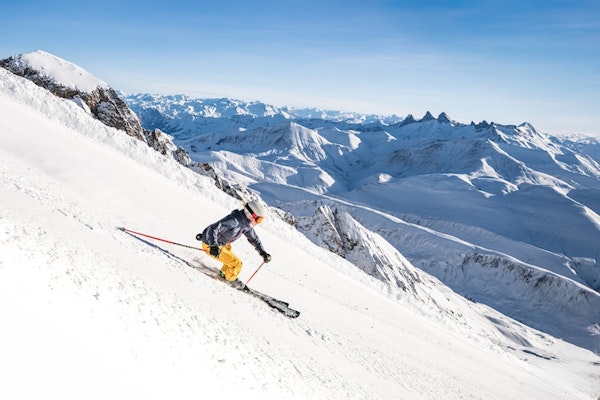 Panorama sur les sommets depuis les pistes de l'Alpe d'Huez en Isere