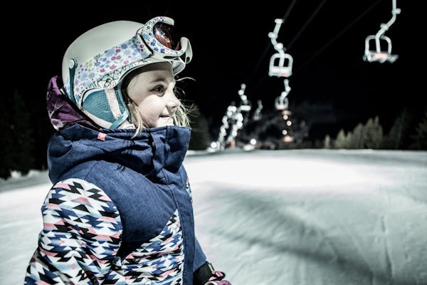 Night skiing at Manigod in Haute-Savoie — ski pass discount with Passe Montagne
