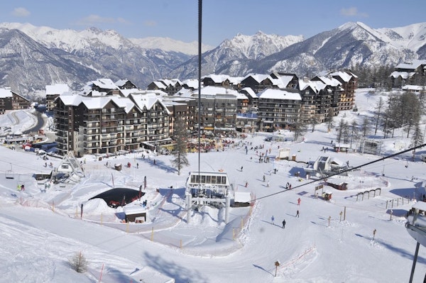 Village et station de ski de Risoul dans les Hautes-Alpes — partenaire Passe Montagne