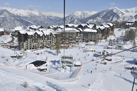 Risoul, village et station — Hautes-Alpes Village et station de ski de Risoul dans les Hautes-Alpes — partenaire Passe Montagne