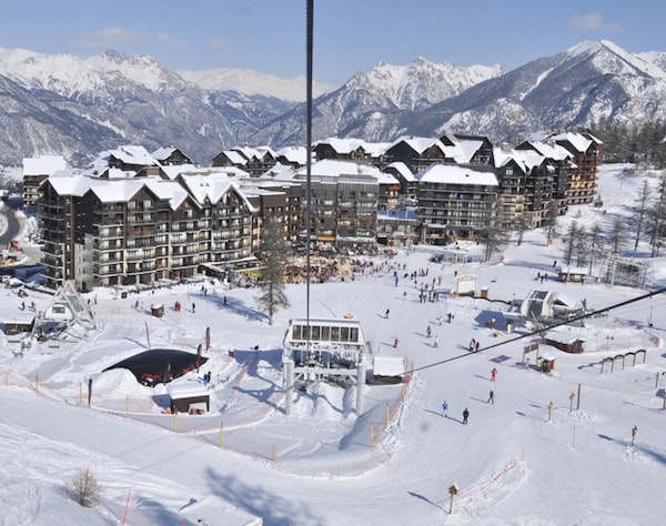 Risoul, village et station — Hautes-Alpes Village et station de ski de Risoul dans les Hautes-Alpes — partenaire Passe Montagne