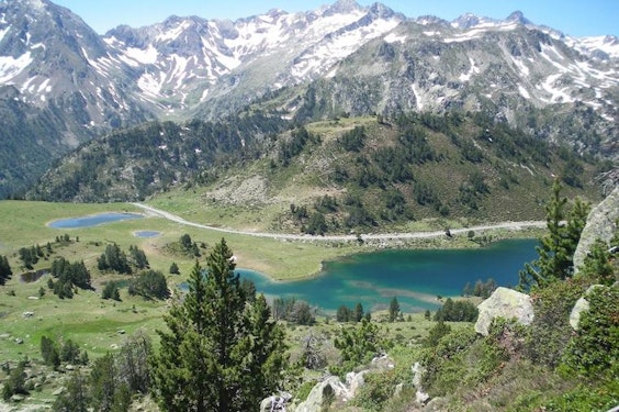 Randonnée au bord d'un lac de montagne à Saint-Lary-Soulan, Pyrénées en été