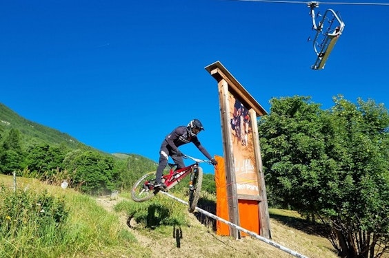 VTT saut spectaculaire au bike park du Seignus en été, Alpes-de-Haute-Provence