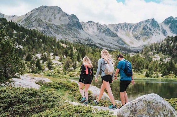 Randonnée en famille au bord d'un lac à Grandvalira, Andorre en été