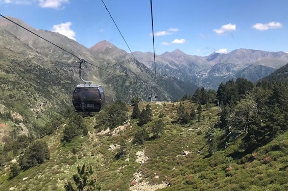 Télécabine au domaine d'Ordino Arcalis en Andorre en été, paysage de montagne