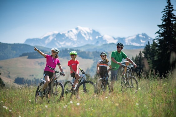 Groupe de vttistes à Crest-Voland Cohennoz en été, Savoie - Massif des Aravis