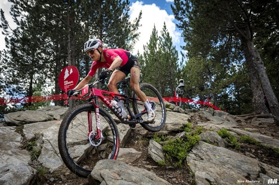 VTT en descente sur les pistes de Pal Arinsal en Andorre en été